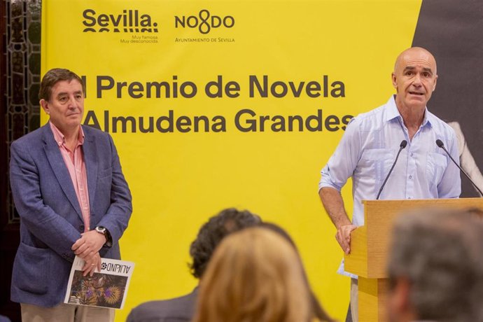 Antonio Muñoz se dirige a los asistentes, junto a Luis García Montero, en la presentación del I Premio de Novela Almudena Grandes.