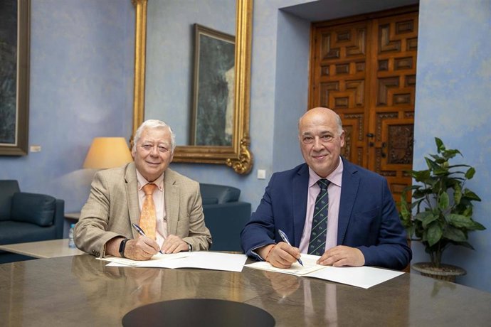 El presidente de la Diputación de Córdoba, Antonio Ruiz (dcha.), en la firma con la Real Academia de Ciencias, Bellas Letras y Nobles Artes.