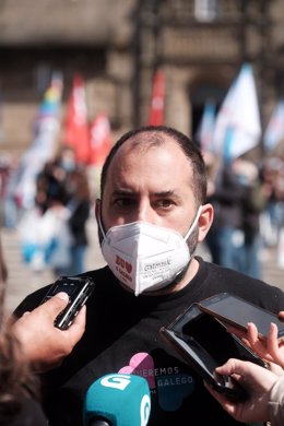 Archivo - El presidente de A Mesa, Marcos Maceira ofrece declaraciones a los medios durante una concentración en la Praza do Obradoiro, a 17 de mayo de 2021, en Santiago de Compostela, A Coruña, Galicia.