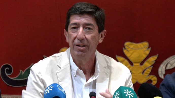 El vicepresidente de la Junta de Andalucía en funciones, Juan Marín, en la presentación del cartel anunciador de la 177 edición de las Carreras de Caballos de Sanlúcar de Barrameda.