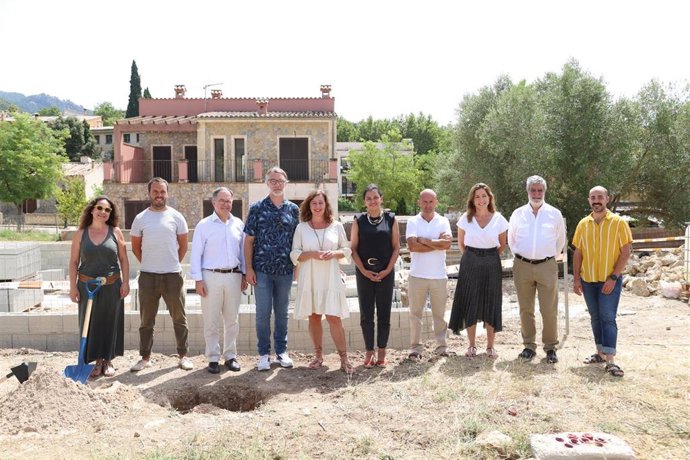 La presidenta Francina Armengol, el conseller Josep Marí, y el alcalde de Puigpunyent, Antoni Marí, han puesto este lunes la primera piedra de la primera promoción de vivienda pública en Puigpunyent.