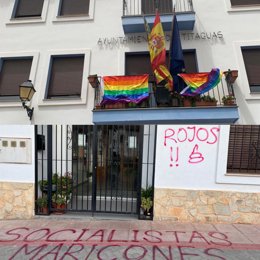 Pintadas homófobas en el Ayuntamiento de Titaguas