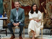La Reina Letizia presume de bronceado con su favorecedor y original vestido blanco de estreno. ¡Ideal!