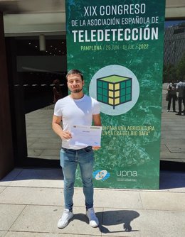 Christian Ayala Lauroba, con el premio al mejor póster del Congreso de la Asociación Española de Teledetección.