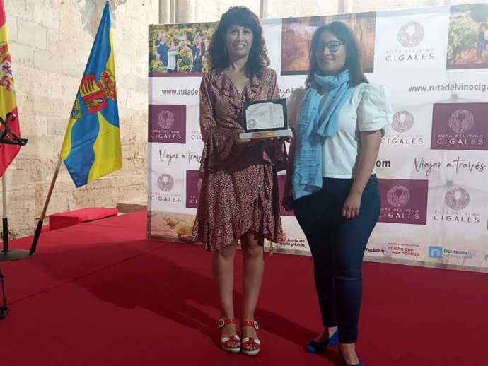 Ana Redondo (I) con el reconocimiento que acredita al Ayuntamiento de Valladolid como socio Honorario de la Ruda del Vino de Cigales