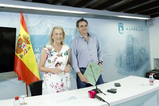 La concejala de Ordenación del Territorio de Marbella, María Francisca Caracuel, y al portavoz municipal, Félix Romero.