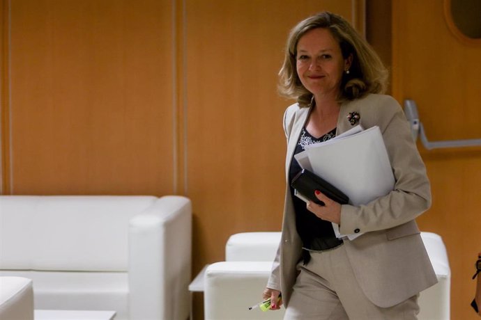 La vicepresidenta primera y ministra de Asuntos Económicos, Nadia Calviño, a su llegada a una rueda de prensa tras su reunión con el Consejo Asesor de Economía, en la sede del Ministerio, a 4 de julio de 2022, en Madrid (España). El objetivo de la reuni