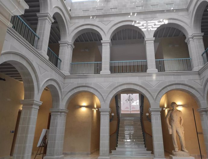 Archivo - Interior del Ayuntamiento de Linares.