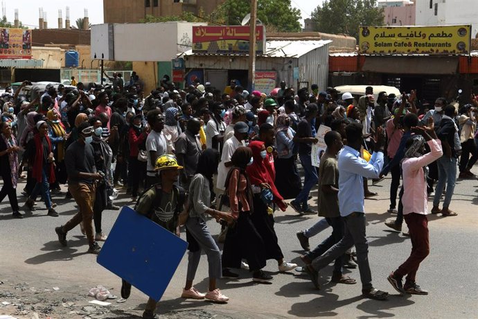 Archivo - Manifestantes en la capital de Sudán, Jartum, durante una protesta contra las autoridades militares tras el golpe de Estado de octubre de 2021