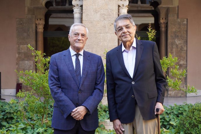 El presidente de las Cortes de Aragón, Javier Sada, y el escritor nicaragüense Sergio Ramírez.