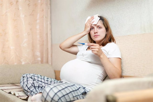 Archivo - Embarazada con fiebre. Pielonefritis
