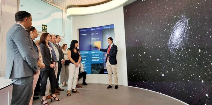 Las autoridades visitan una sala de Galáctica, el centro de difusión y práctica de la astronomía, ubicado en el municipio turolense de Arcos de las Salinas.