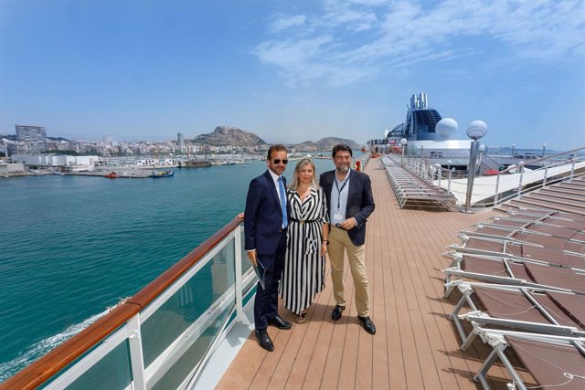 Alicante inaugura temporada como puerto base de cruceros con la primera salida del MSC Orchestr