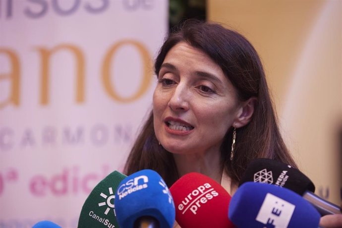 La ministra de Justicia, Pilar Llop, atiende a los medios de comunicación tras el acto oficial de inauguración del curso de verano 'Mujeres y justicia' en la sede de la UPO en Carmona, a 4 de julio de 2022 en Sevilla (Andalucía, España)