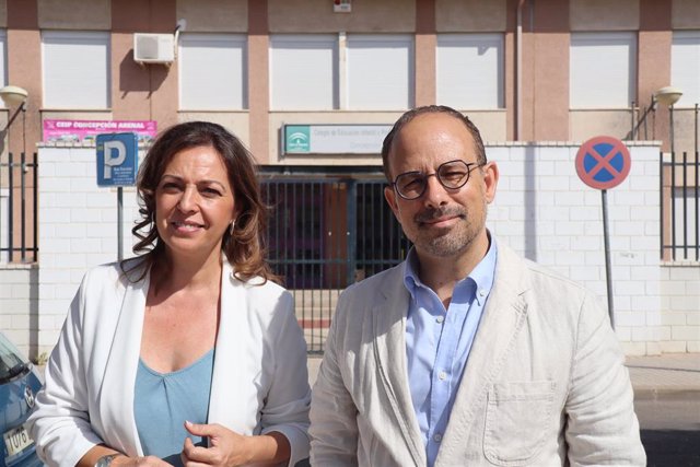 Isabel Ambrosio y Antonio Ruiz, ante el CEIP Concepción Arenal.
