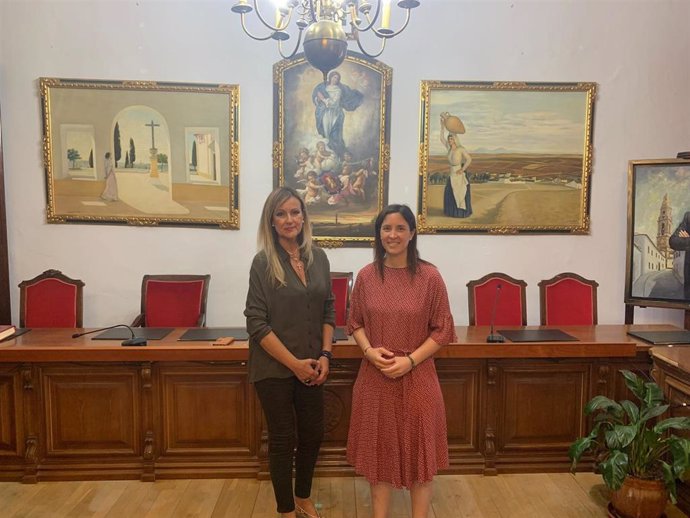 Cristina Casanueva (dcha.) con Elena Alba, en el Ayuntamiento de Bujalance.