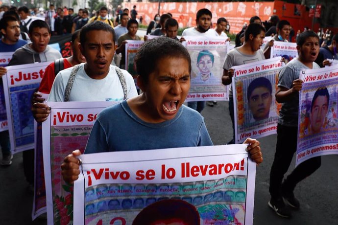 Archivo - Manifestación por los 43 estudiantes normalistas de Ayotzianapa desaparecidos en 2014