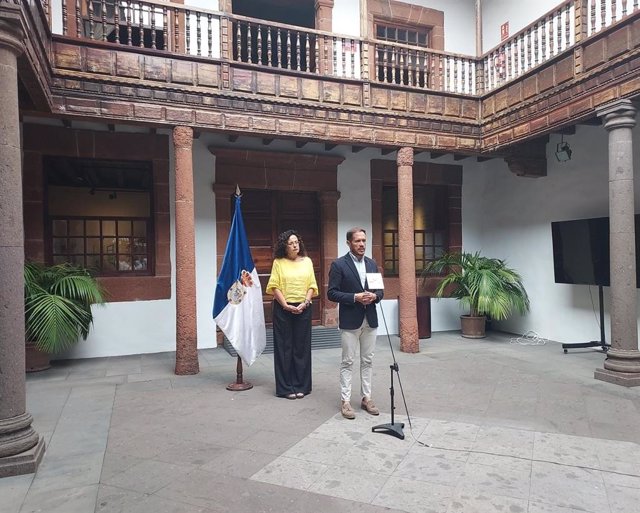 El presidente del Cabildo de La Palma, Mariano Zapata, acompañado por la consejera de Seguridad y Emergencias, Nieves Rosa Arroyo