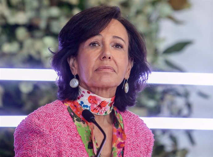 Archivo - La presidenta del Grupo Santander, Ana Botín, comparece en una rueda de prensa para presentar los resultados de la entidad en 2021, a 2 de febrero de 2022, en Boadilla del Monte, Madrid (España).