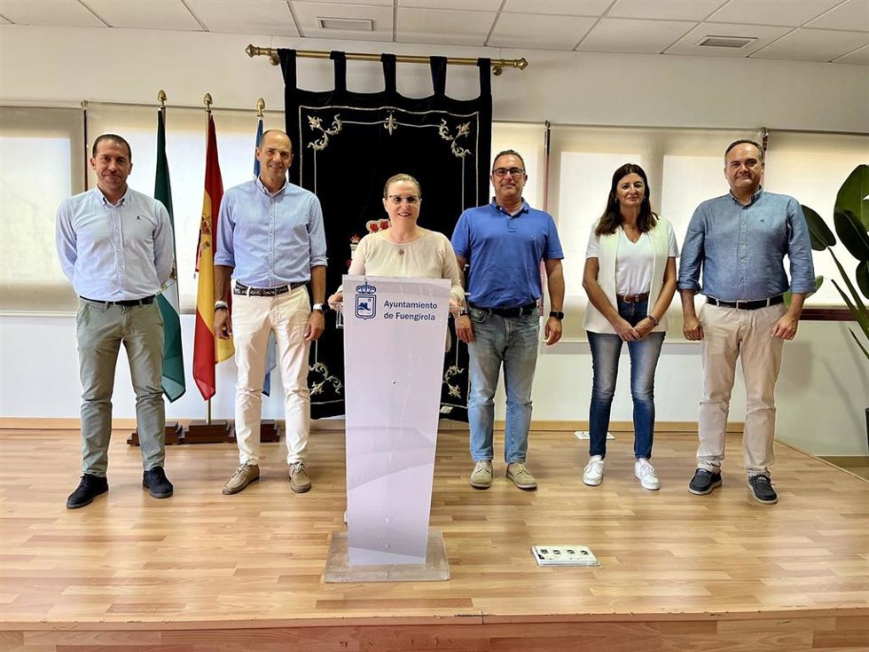 La alcaldesa de Fuengirola, junto a varios miembros de su equipo de gobierno.