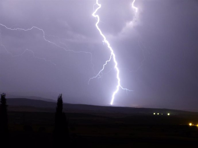 Archivo - Tormenta, relámpago, rayo