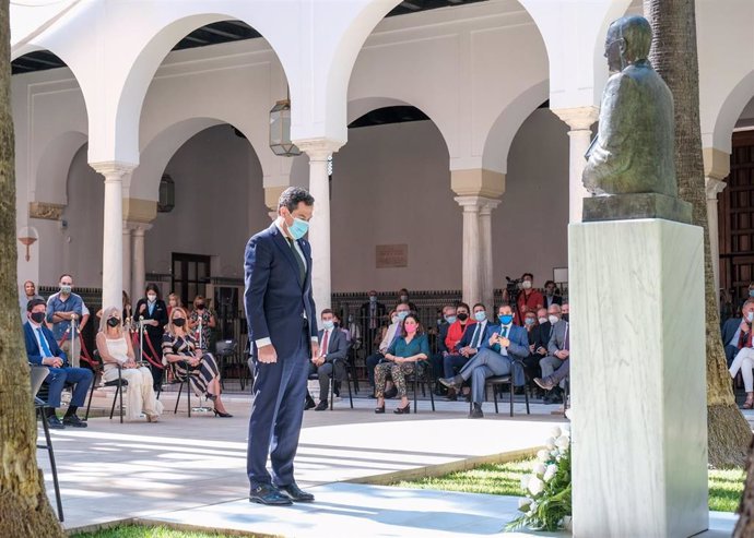 Archivo - El presidente de la Junta de Andalucía, Juanma Moreno, ante el busto de Blas Infante en el Parlamento andaluz, en el acto de recuerdo del 136 aniversario del nacimiento del 'Padre de la patria andaluza' (Foto de archivo).