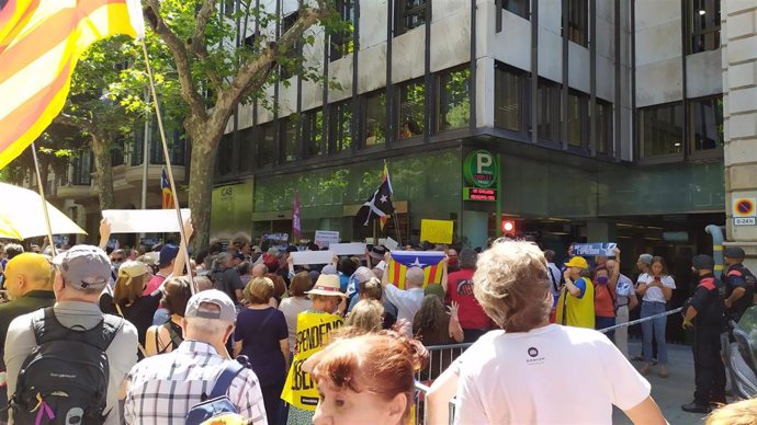 Unos 200 independentistas protestan ante el Icab contra una conferencia del magistrado del TS Manuel Marchena, en Barcelona, a 4 de julio de 2022.