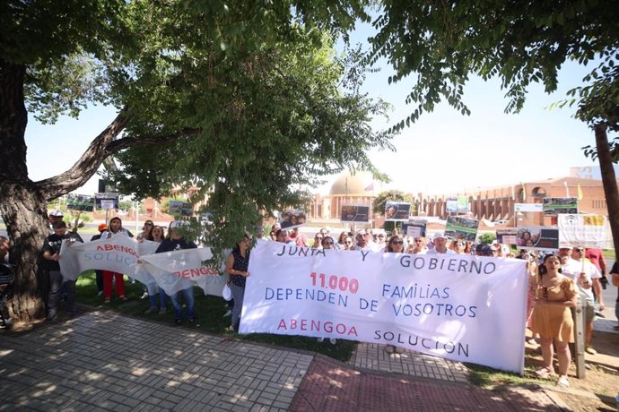 Un centenar de trabajadores de Abengoa se concentran ante Fibes a espera de resultados de la reunión Gobierno-Junta.