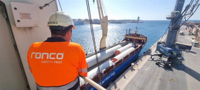 Carga de las piezas eólicas cargadas en el puerto de Almería