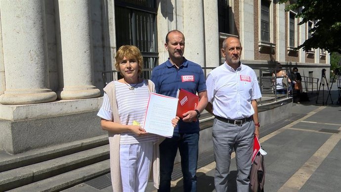 De los Muros, Angulo y Jiménez, a las puertas de la Audiencia Provincial.