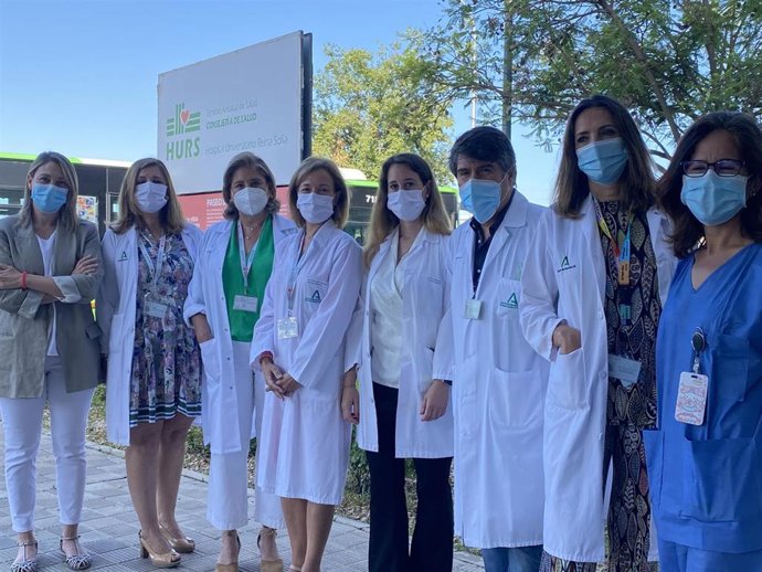 Equipo directivo y responsables en la presentación de las primeras cirugías pediátricas robóticas.