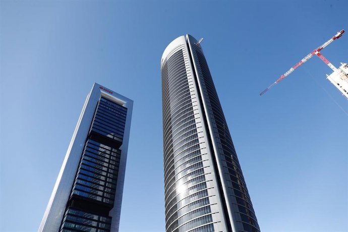 Archivo - Torres Cepsa y PwC junto a la Torre Caleido en Madrid, cuyas obras de construcción continúan a pesar del estado de alarma y de las restricciones impuestas que, por ahora, no afectan a esta construcción, en Madrid (España) a 26 de marzo de 2020.