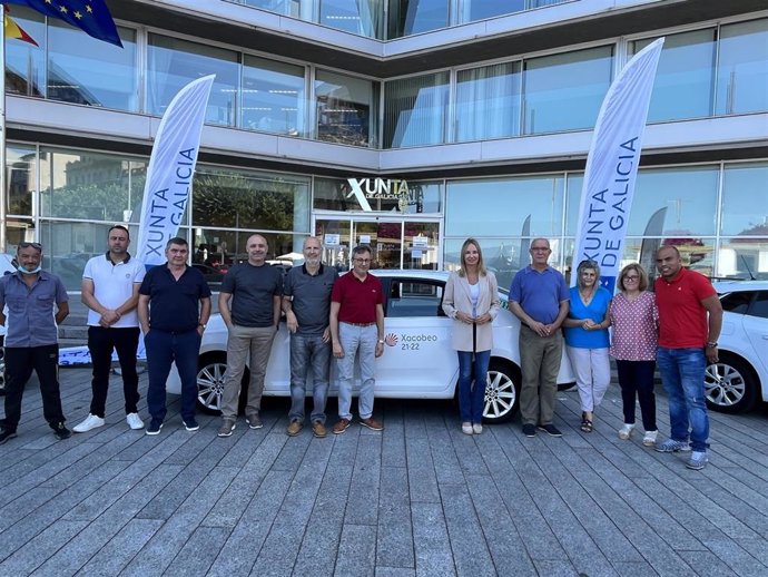 La delegada territorial de la Xunta en Vigo, Marta Fernández-Tapias, con representantes del colectivo Radio Taxi.