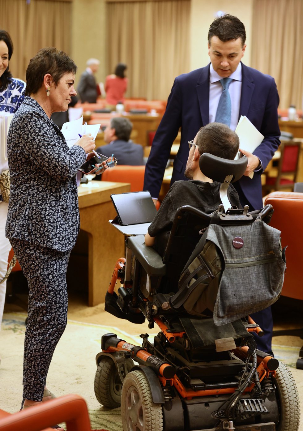 (I-D) La portavoz de EH Bildu en el Congreso, Mertxe Aizpurua; el portavoz del PSOE en el Congreso, Héctor Gómez; y el portavoz de Unidas Podemos en el Congreso, Pablo Echenique, conversan en una Junta de Portavoces 