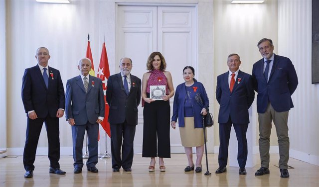 La presidenta de la Comunidad, Isabel Díaz Ayuso, recibe de representantes de la Sociedad Filantrópica de Milicianos Nacionales Veteranos  la Medalla de Socia de Honor.