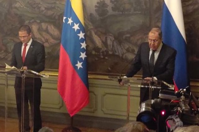 El ministro de Relaciones Exteriores de Venezuela, Carlos Faría, y su homólogo ruso, Sergei Lavrov, en rueda de prensa en Moscú