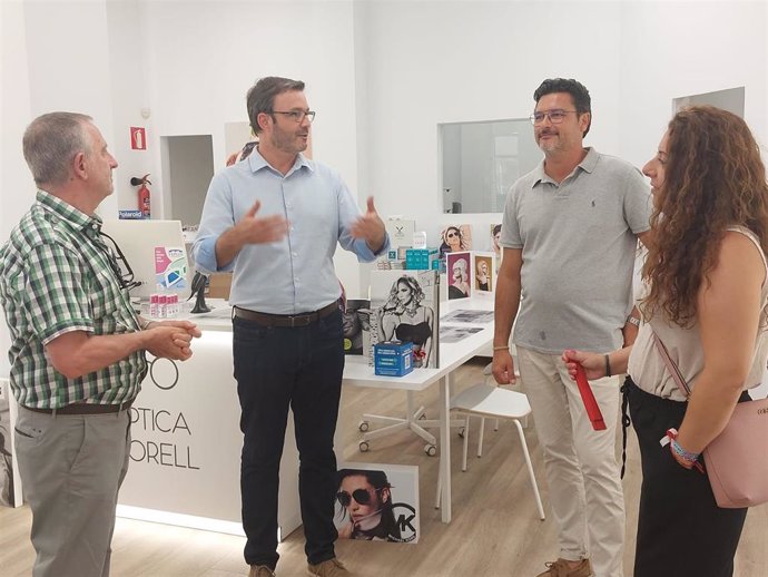 Hila y Pastor visitan es Fortí y se reúnen con los vecinos para conocer las necesidades del barrio.