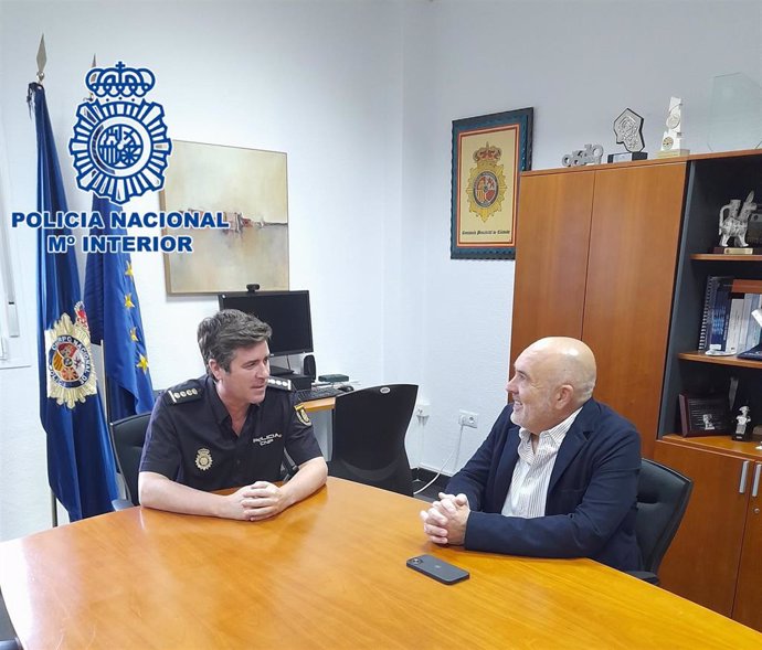 El comisario principal jefe provincial, Carlos E. Serra Uribe, recibe al presidente de la Federación Provincial del Comercio de Córdoba, Rafael Bados.