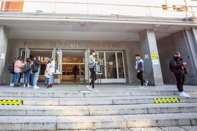 Archivo - Varios jóvenes charlan antes de entrar a clase en la Facultad de Derecho de la Universidad Complutense en el Campus Universitario de Moncloa en Ciudad Universitaria, en Madrid (España) a 5 de octubre de 2020. Hoy es el primer día laborable des