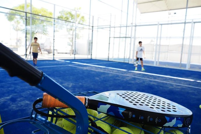 El Ayuntamiento de Palos de la Frontera (Huelva) renueva todas sus pistas de pádel.