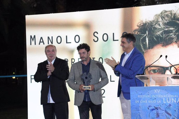 El actor Manolo Solo recibe el premio 'Francisco Elías' del Festival de Cine Bajo la Luna de Islantilla.