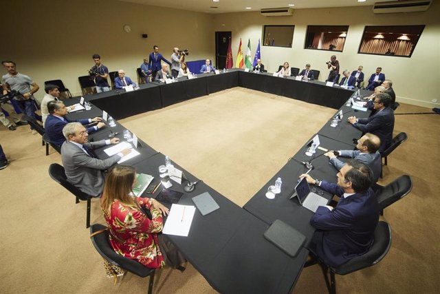 Detalle de la mesa durante la reunión de la Junta de Andalucía y el Gobierno de España para abordar el futuro de la multinacional Abengoa en el Palacio de Congresos, a 4 de julio de 2022 en Sevilla (Andalucía, España)