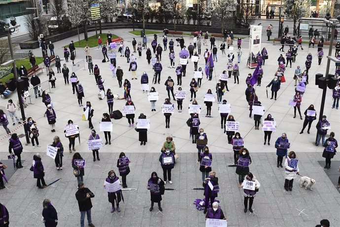 Archivo - Decenas de mujeres en una concentración feminista por el 8M.