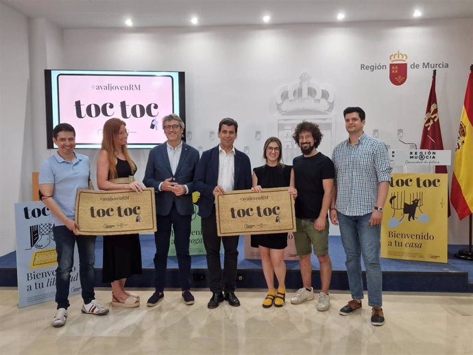 Encuentro del consejero de Economía, Hacienda y Administración Digital, Luis Alberto Marín, y el consejero de Fomento e Infraestructuras, José Ramón Díez de Revenga, con un grupo de jóvenes beneficiarios de la línea ICREF Aval Joven