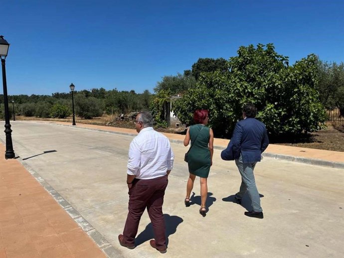 El vicepresidente segundo y consejero de Sanidad y Servicios Sociales, José María Vergeles, visita en Tejeda de Tiétar los terrenos donde irá el centro de convalecencia y cuidados de mayores comarcal del área de Plasencia.