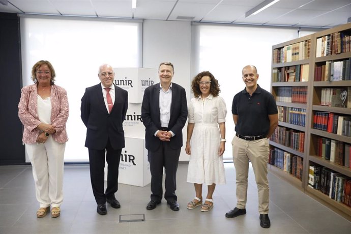 El presidente del Consejo Social de UNIR, Jordi Sevilla, en el centro, junto a miembros del Consejo Asesor