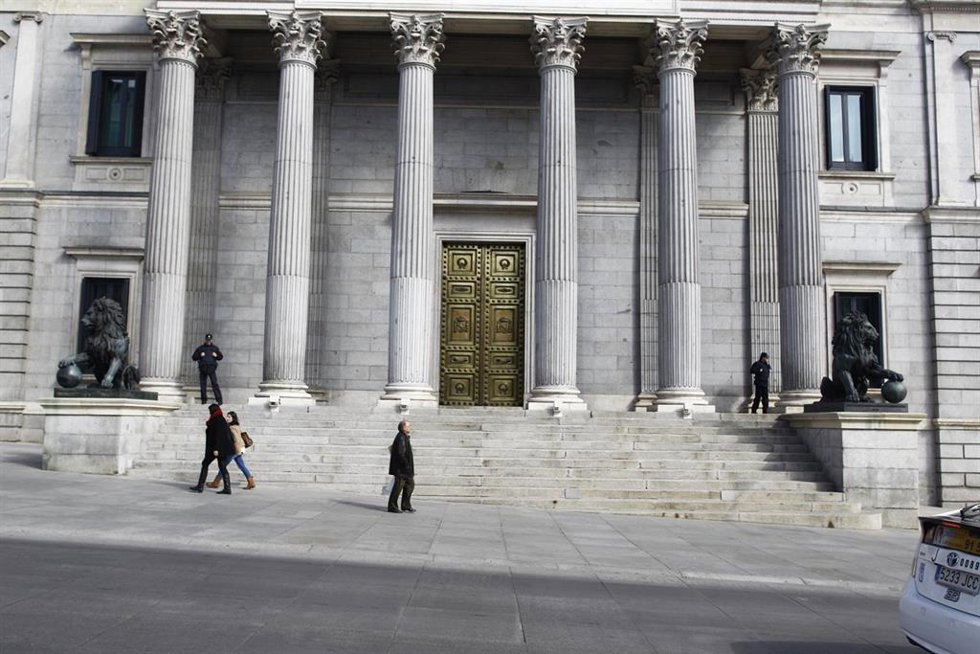 Archivo - Puerta principal del Congreso de los Diputados con los leones