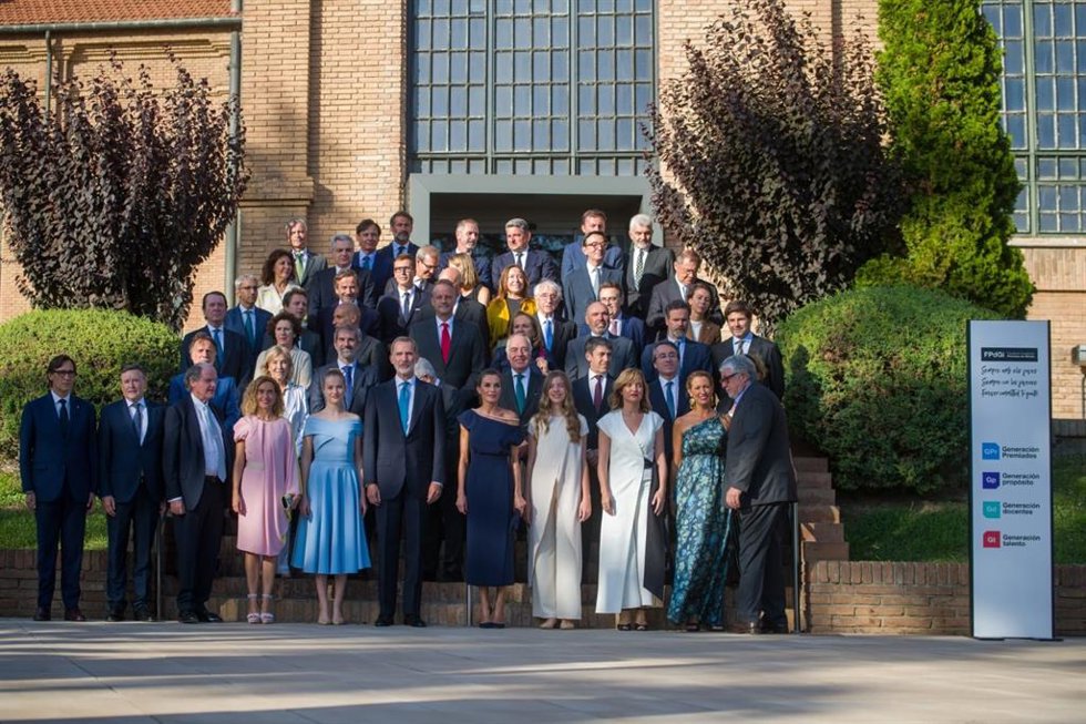 Los Reyes, la Princesa Leonor y la Infanta Sofía llegan al Museu de les Aigües Agbar de Cornell de Llobregat (Barcelona) para presidir la entrega de los Premios FPdGi