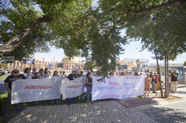 Concentración de trabajadores de Abengoa a las puertas de FIBES durante la reunión de la Junta de Andalucía y el Gobierno de España para abordar el futuro de la multinacional Abengoa en el Palacio de Congresos.
