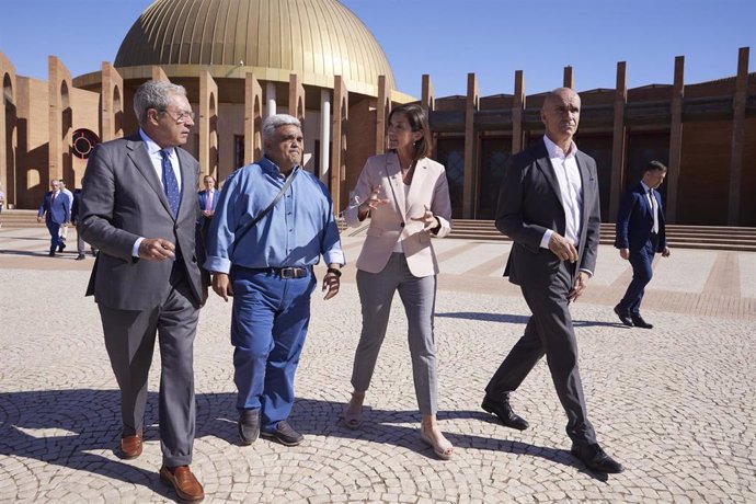 La ministra de Industria, Reyes Maroto, junto al Alcalde de Sevilla, Antonio Muñoz, el consejero de Economía, Rogelio Velasco, y el representantes de los trabajadores de Abengoa.